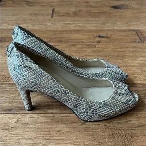 Stuart Weitzman Logo Plainfield Peep Toe Pumps Heels Mushroom Snakeskin Size 9